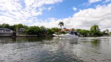 Manzaralı nehir boyunca bir tekne seyahat eder.