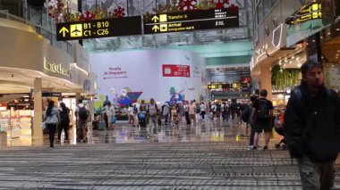 Gezginler alışveriş yapıyor ve havaalanında yürüyor.