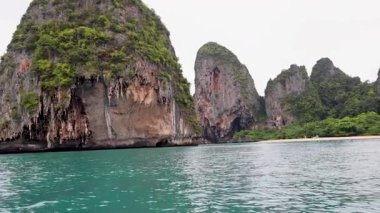 Krabi 'deki yemyeşil kayalıklar ve turkuaz sular