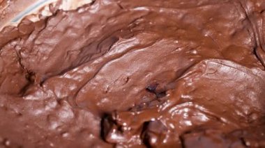 Yumuşak erimiş çikolata iyice karıştırılıp karıştırılıyor.
