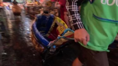 İşlek bir markette malları taşıyan kişi