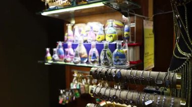 Renkli kum sanatı şişeleri ve mücevher sergisi