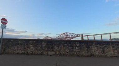 İnsanlar ve köpekler Forth Köprüsü 'nde yürüyor.