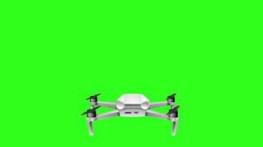 İHA, dinamik uçuş modelleri ve rotasyonları gösteren parlak yeşil bir zemin üzerinde sorunsuzca hareket eder.