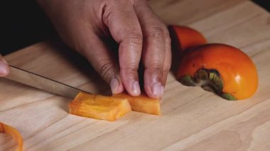 Hurma dilimleyen eller.