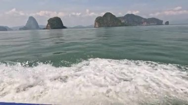 Manzaralı bir karst manzarasında tekne gezisi.