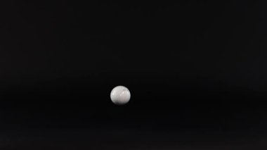 Golf topu arka planda hareket ediyor