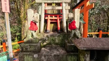 Shinto türbesi elementlerinin panoramik görünümü