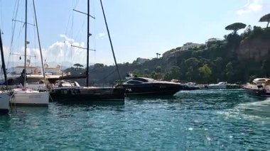 Tekneler Sorrento Limanı 'nda hareket ediyor.