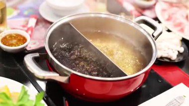 Malzeme ve sosla haşlanmış güveç