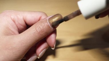 Tırnak cilasının sıralı uygulaması