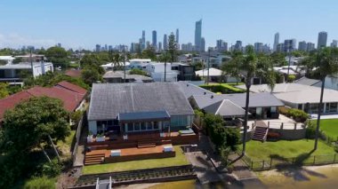 İnsansız hava aracı şehri, suyu ve lüks evleri ele geçirdi