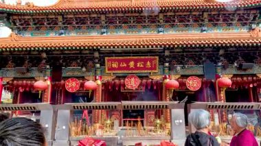 Ziyaretçiler Hong Kong 'daki canlı tapınağı keşfediyorlar.