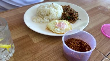 Pirinç ve yumurta ile servis edilen lezzetli Tayland yemeği.