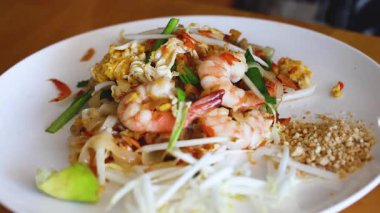 Taze limonla süslenmiş lezzetli Pad Thai