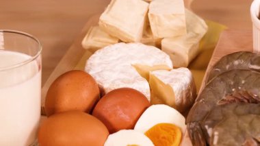 Et ve deniz ürünleri de dahil olmak üzere çeşitli protein kaynakları