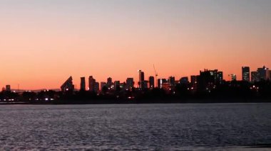 Melbourne şehrinin günbatımı manzarası ufuk çizgisi
