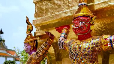 Altın tapınak yapısını destekleyen renkli heykeller