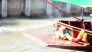 Bangkok 'un yüzen pazar kanalında gezen renkli tekne