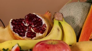 Canlı, taze, dilimlenmiş meyveler.