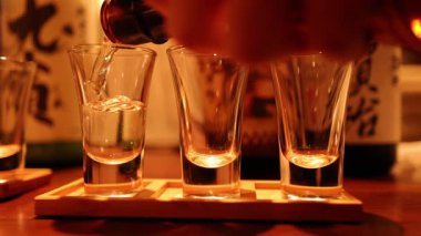 Üç bardağa sırayla sake dök.