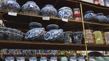 Çeşitli seramik öğelerle dolu raflar.