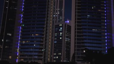 Aydınlatılmış binanın gece görüntüsü