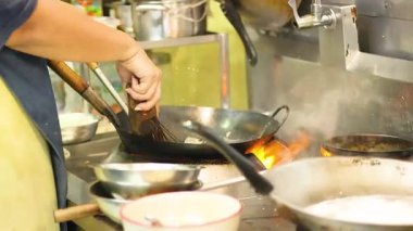 Aşçı ustalıkla yemek hazırlıyor.