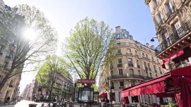 Bisikletçi manzaralı Saint Milyon Caddesi 'nde geziyor.