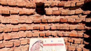 Tarihi tuğla yapının ayrıntılı görünümü