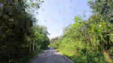 Manzaralı bir yolda ilerliyoruz.