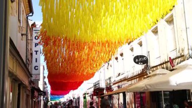 Kalabalık bir caddede canlı bir genel dekor.