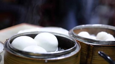 Buharda pişen çörekler bambu buharı içinde.