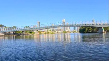 Güneşli bir günde Köprü altında tekne gezintisi