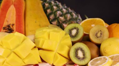 Dilimlenmiş çeşitli meyvelerin canlı görüntüsü
