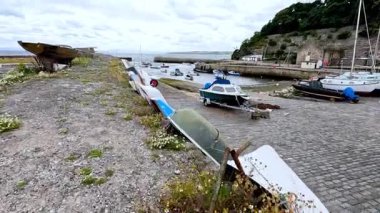 Kayıklar taş bir yol boyunca kenetlendi.