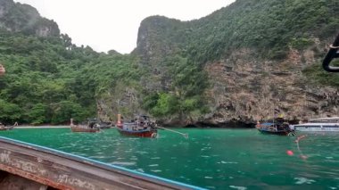 Tekneler manzaralı uçurumlarda ve turkuaz sularda yol alırlar.