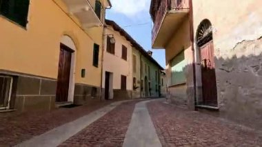 Tarihi İtalyan sokaklarında resim gibi bir yürüyüş