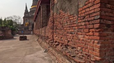 Tarihi tapınak kalıntıları arasında sabit bir ilerleme