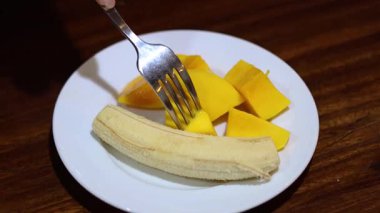 Mango dilimlemek ve muzla düzenlemek