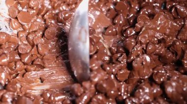 Çikolata parçalarını pürüzsüz bir karışıma karıştırmak