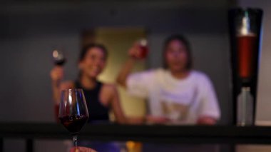 Arkadaşlar şarap ve kahkahayı birlikte sever.