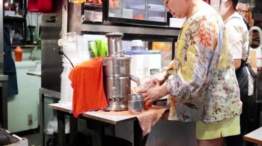 Pazarda taze meyvelerle meyve suyu hazırlıyorum.