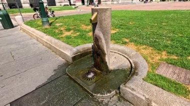 Su taştan bir çeşmeden akıyor.