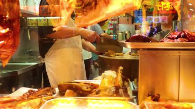 Hong Kong pazarında domuz dilimleme satıcısı.