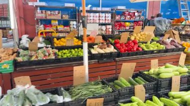 Hareketli bir pazarda renkli ürünler sergileniyor