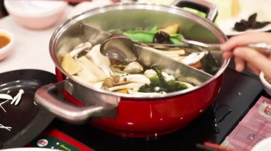 Lezzetli güveç ve taze malzemeler hazırlıyorum.