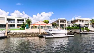 Nehir kenarındaki evler ve teknelerin manzarası