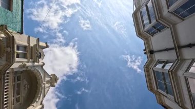 Gökyüzüne ve mimariye bakıyorum.