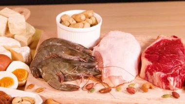 Etler, fındıklar ve deniz ürünleri sergileniyor.